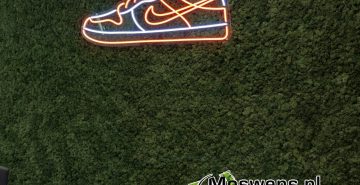 Nike neon in moswand