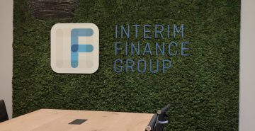 Moswand met logo interm finance group moswens